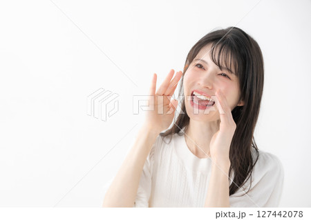 呼びかけをする女性 127442078
