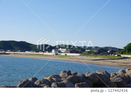 兵庫県淡路島 東町海岸から阿万海水浴場方面を望む 兵庫県淡路島 東町海岸から阿万海水浴場方面を望む 127442416