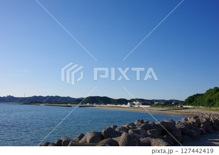 兵庫県淡路島　東町海岸から阿万海水浴場方面を望む 127442419
