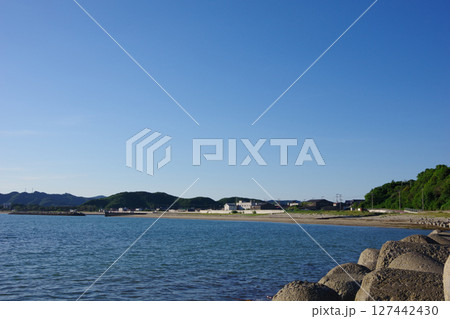 兵庫県淡路島 東町海岸から阿万海水浴場方面を望む 兵庫県淡路島 東町海岸から阿万海水浴場方面を望む 127442430