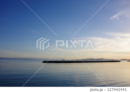 兵庫県淡路島　阿万海岸海水浴場から徳島県大毛島・眉山方面を望む 127442441