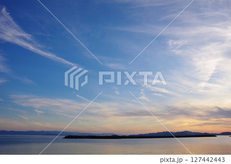 兵庫県淡路島 阿万海岸海水浴場から徳島県大毛島・眉山方面を望む 兵庫県淡路島 阿万海岸海水浴場から徳島県大毛島・眉山方面を望む 127442443