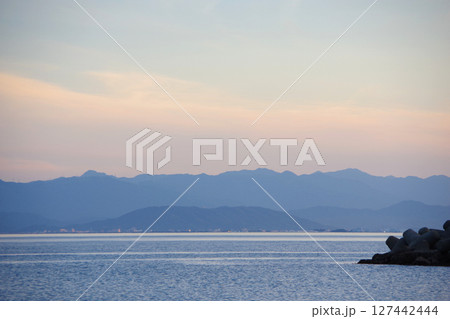 兵庫県淡路島 阿万海岸海水浴場から徳島市・眉山方面を望む 兵庫県淡路島 阿万海岸海水浴場から徳島市・眉山方面を望む 127442444