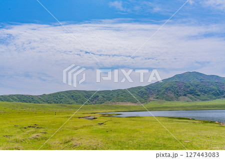 （熊本県）新緑の阿蘇・草千里ヶ浜と烏帽子岳 127443083