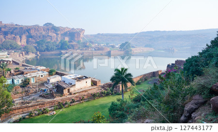 バダミのケーブ・テンプルから見たアガスティア湖 バダミのケーブ・テンプルから見たアガスティア湖 127443177