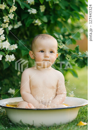 Baby Sitting In Bowl With Citrus Slices And Splashing Water Baby Sitting In Bowl With Citrus Slices And Splashing Water 127443324