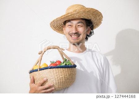 収穫した野菜を持つ男性のイメージ 笑顔 農家や農業のイメージ 収穫した野菜を持つ男性のイメージ 笑顔 農家や農業のイメージ 127444168