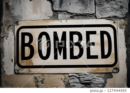 汚れた壁にbombedと書かれた看板 127444485