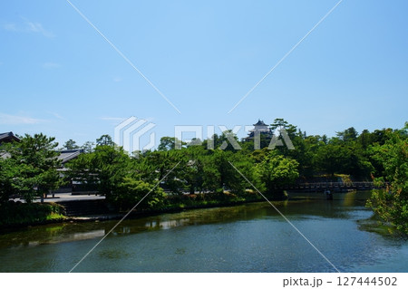 島根県松江市の春の国宝松江城と堀川 127444502