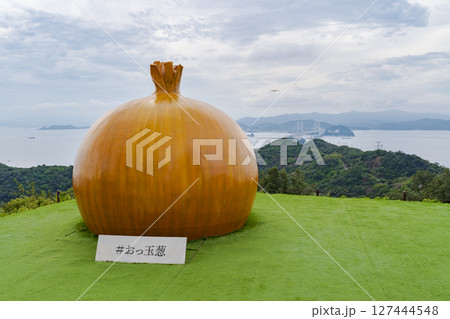 うずの丘の景観と玉ねぎオブジェ（大鳴門橋記念館） 127444548