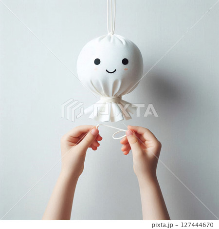 空に祈るてるてる坊主 127444670
