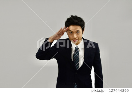 敬礼する若い男性 127444899