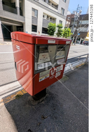 街角に佇む朱色の郵便ポスト 街角に佇む朱色の郵便ポスト 127445198
