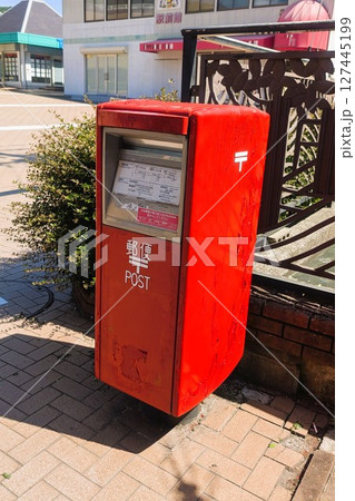 街角に佇む朱色の郵便ポスト 街角に佇む朱色の郵便ポスト 127445199