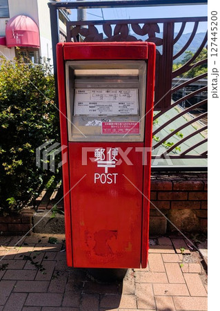街角に佇む朱色の郵便ポスト 街角に佇む朱色の郵便ポスト 127445200