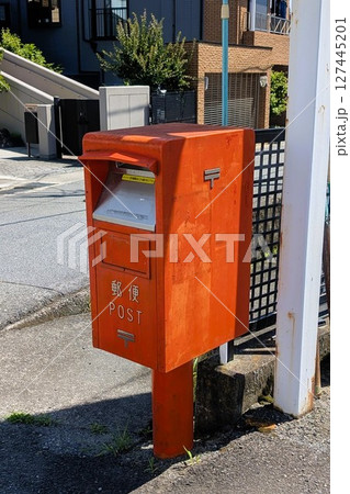 街角に佇む朱色の郵便ポスト 街角に佇む朱色の郵便ポスト 127445201