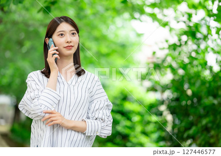 スマートフォンを持つ女性 127446577