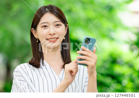 スマートフォンを持つ女性 スマートフォンを持つ女性 127446581