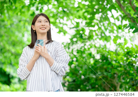 スマートフォンを持つ女性 スマートフォンを持つ女性 127446584