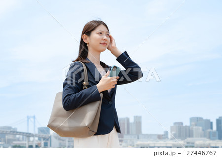 スマートフォンを持つビジネスウーマン 127446767