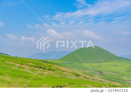 （熊本県）新緑の阿蘇パノラマライン　米塚 127447210