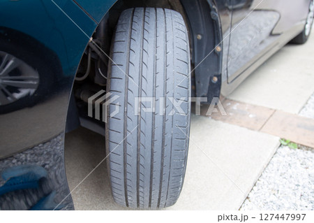 車のタイヤのひび割れ 車のタイヤのひび割れ 127447997