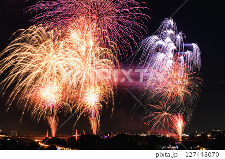 夜空を飾る花火(戸田橋花火大会・いたばし花火大会) 夜空を飾る花火(戸田橋花火大会・いたばし花火大会) 127448070