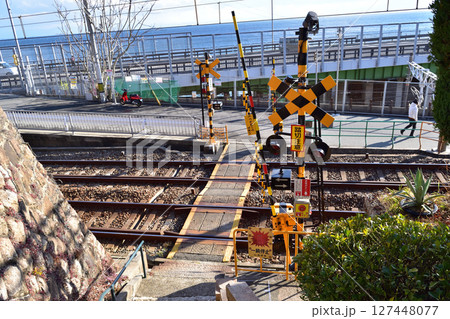 神戸・塩屋・旧グッゲンハイム邸下の山陽電鉄の踏切 127448077