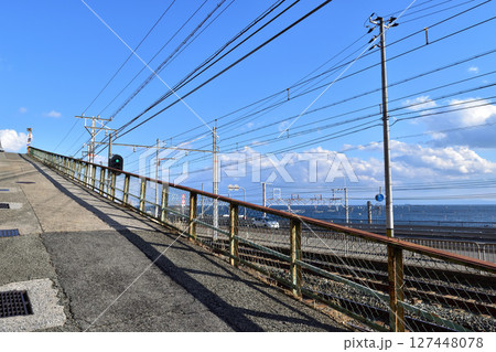神戸・塩屋の坂道と海岸 127448078