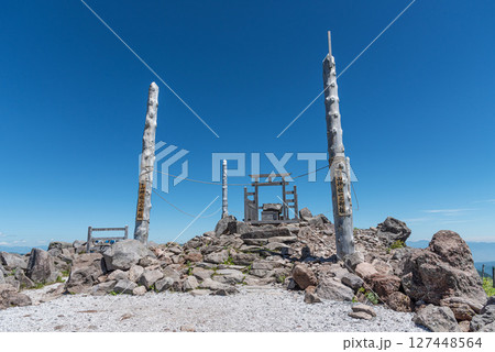長野県茅野市 夏山の車山 山頂の車山神社 127448564