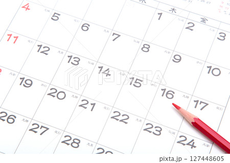 カレンダーと赤鉛筆 カレンダーと赤鉛筆 127448605