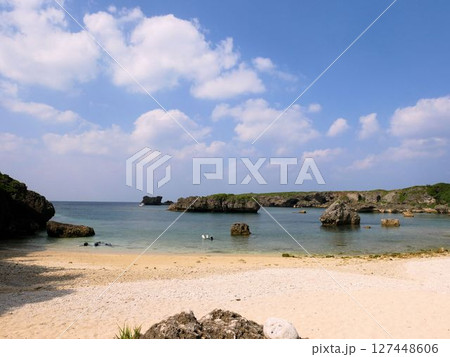 カヤッファ(中の島海岸)とダイバー (沖縄県宮古島市伊良部島) カヤッファ(中の島海岸)とダイバー (沖縄県宮古島市伊良部島) 127448606