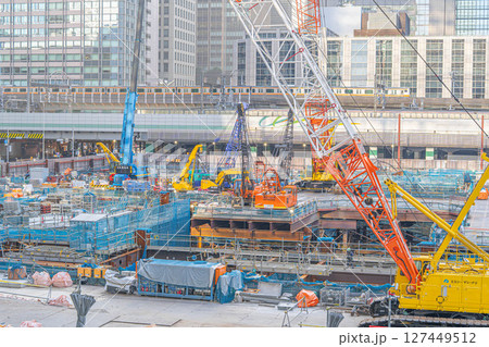 2028年完成予定、東京の新たなランドマーク「トーチタワー」の建設現場 127449512