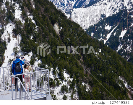 観光名所立山黒部アルペンルートの立山連峰の雪景色を楽しむ観光客 127449582