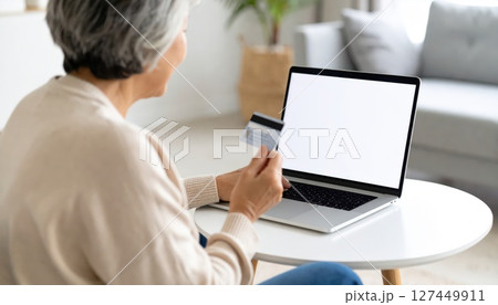 《AI画像》クレジットカードでネットショッピングをするシニア 《AI画像》クレジットカードでネットショッピングをするシニア 127449911