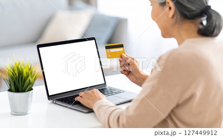 《AI画像》クレジットカードでネットショッピングをするシニア 《AI画像》クレジットカードでネットショッピングをするシニア 127449912