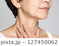 首のしわをチェックする50代女性のイメージ 127450062