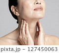 首元のエイジングケアに取り組む40代日本人女性 127450063