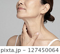 首のシワを気にする女性のスキンケアイメージ 127450064