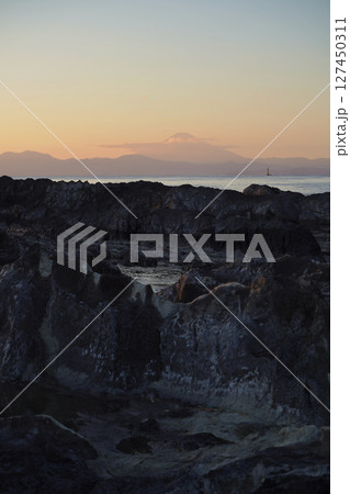 日本、神奈川県の荒崎海岸の夕景 127450311