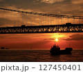 明石海峡大橋の夕焼け 127450401
