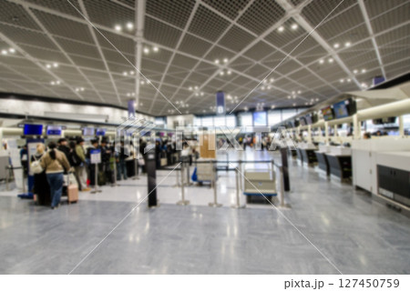 成田空港　ボカシ画像　チェックインカウンター 127450759