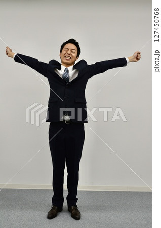 深呼吸をする若い男性 深呼吸をする若い男性 127450768