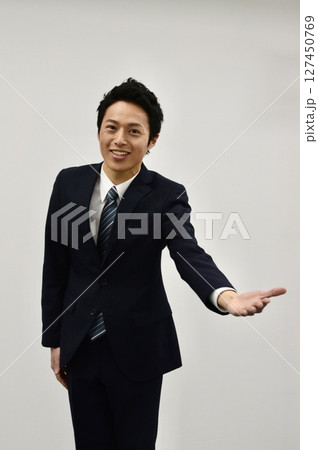 歓迎する若い男性 127450769