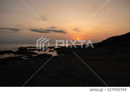 夕陽の沈む海岸 - 神奈川県三浦市,日本 夕陽の沈む海岸 - 神奈川県三浦市,日本 127450784