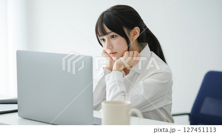 オフィスで悩んでいる女性 127451113