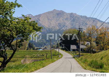 春の田園風景(阿蘇郡南阿蘇村) 春の田園風景(阿蘇郡南阿蘇村) 127451493