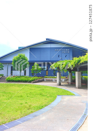 岐阜県恵那市、恵那市中央図書館の風景 岐阜県恵那市、恵那市中央図書館の風景 127451875