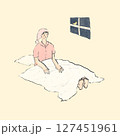 夜布団に入って寝ようとしているパジャマと帽子姿の女性 127451961