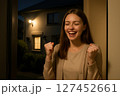 ガッツポーズをする女性 127452661